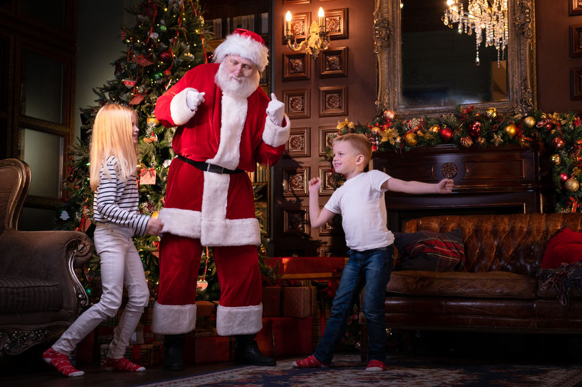 santa-kids-dancing-christmas